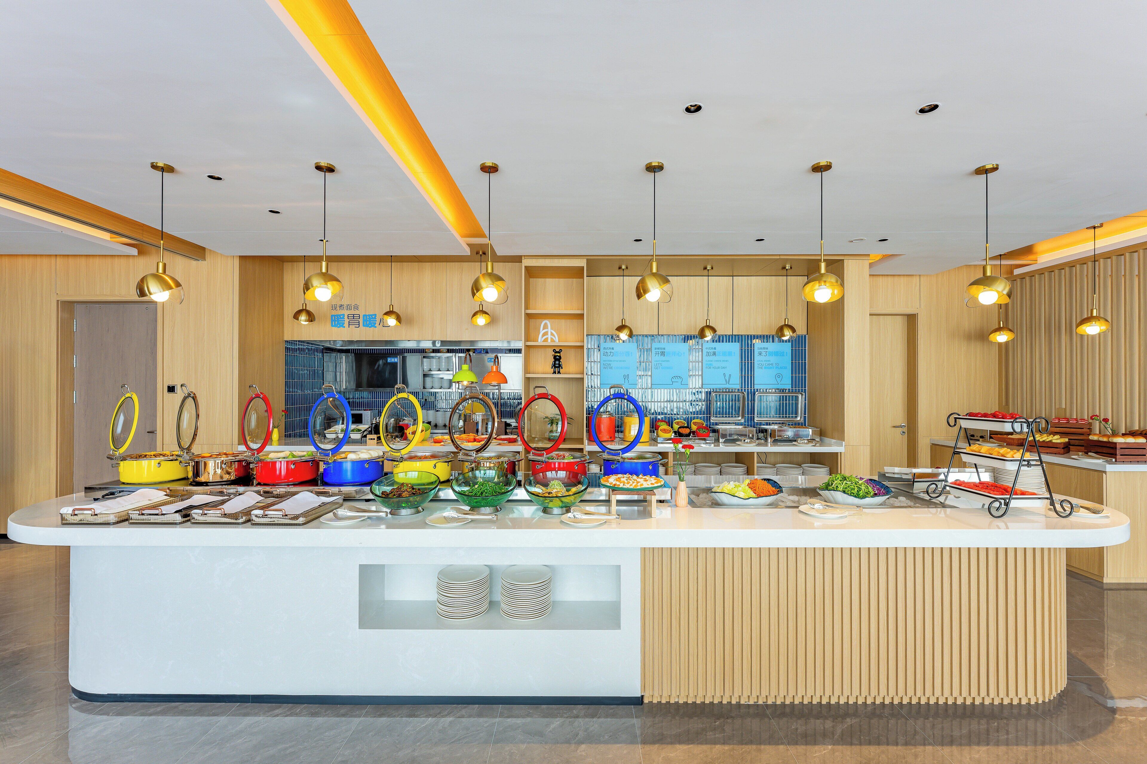 Uma área de buffet com diversos alimentos e um ponto central de serviço.