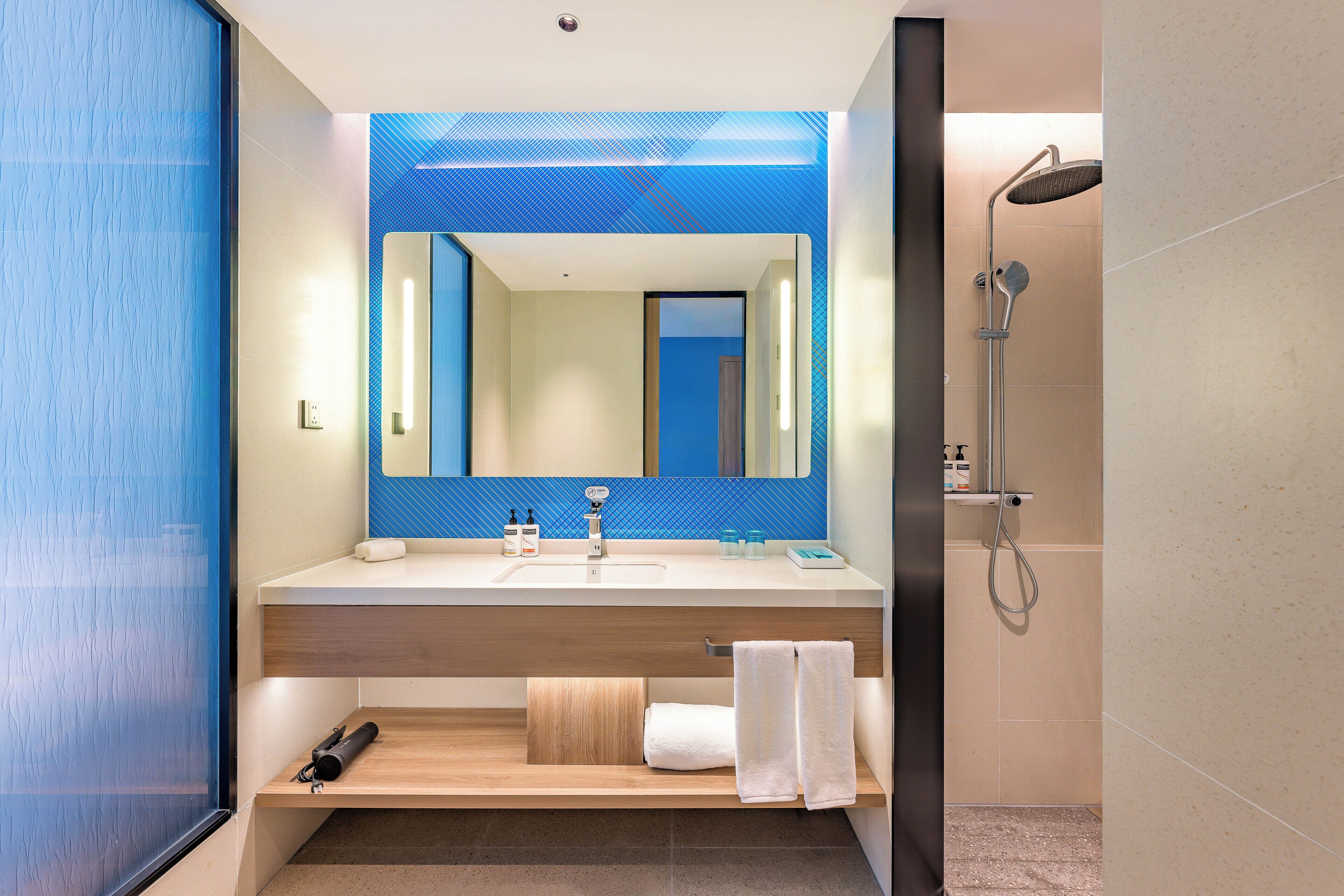 2 Double Standard | Bathroom | Shower, hydromassage showerhead, free toiletries, hair dryer