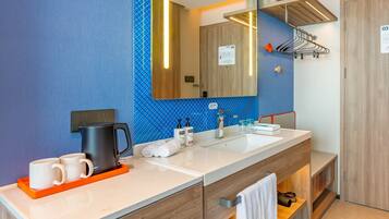 Standardrum - 1 enkelsäng (Hollywood) | Badrum | Dusch, duschhuvud med massagefunktion och gratis toalettartiklar