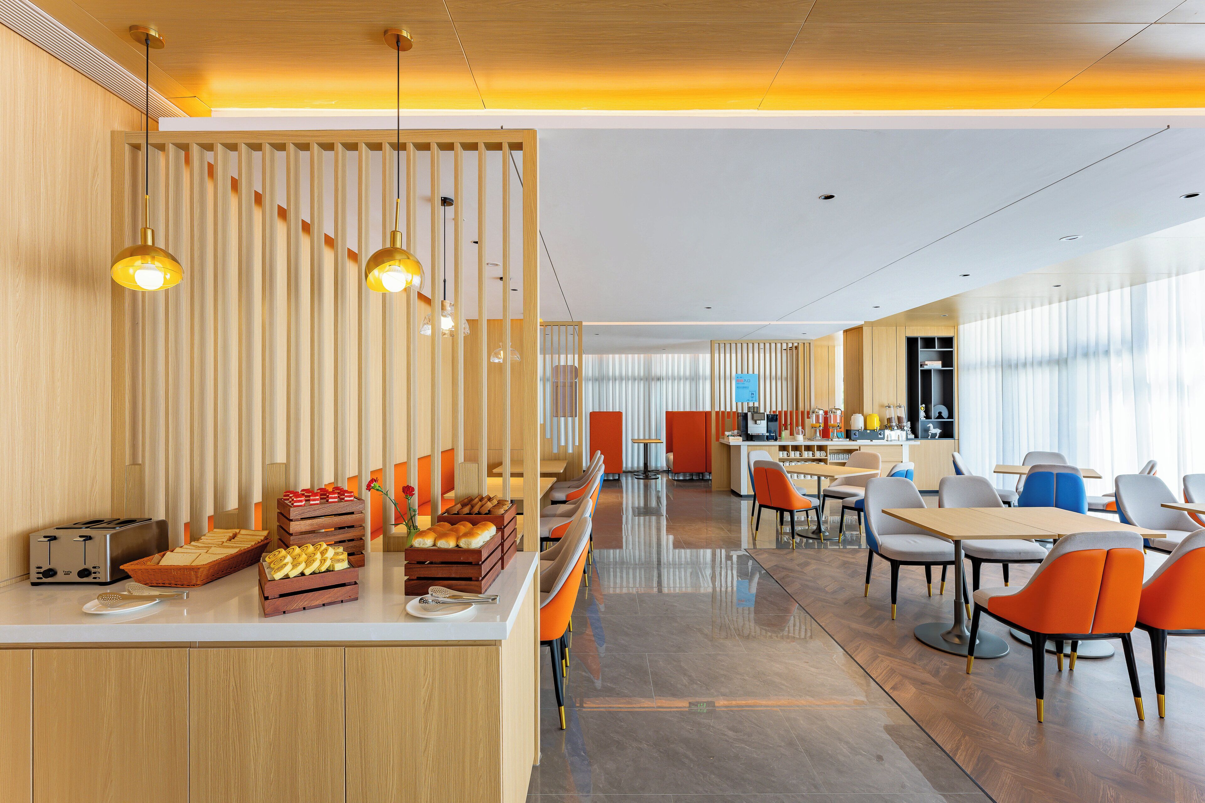 Een moderne hotel lobby met houten lambrisering, een receptiebalie en zithoeken.
