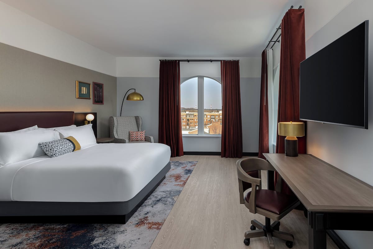 Standard Room, 1 King Bed, Corner | Free WiFi, bed sheets