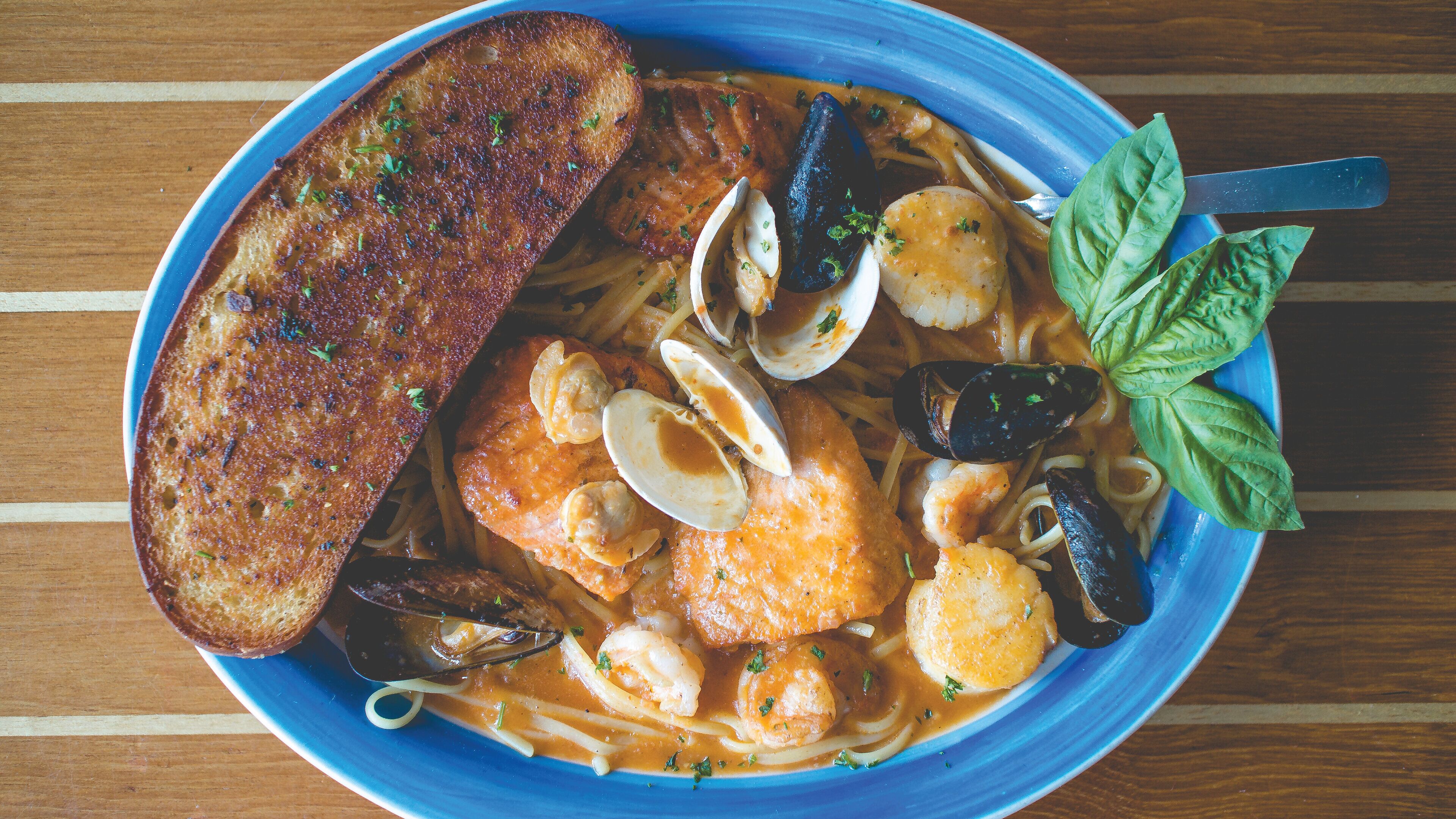 Una ciotola di pasta di mare con pane.