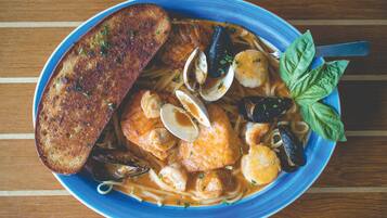 Una ciotola di pasta di mare con pane.