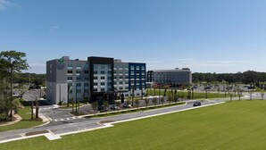 A Holiday Inn Express hotel with a modern design, featuring multiple floors and a parking lot. - Holiday Inn Express & Suites Fort Walton Beach Eglin Area by IHG (Fort Walton Beach)