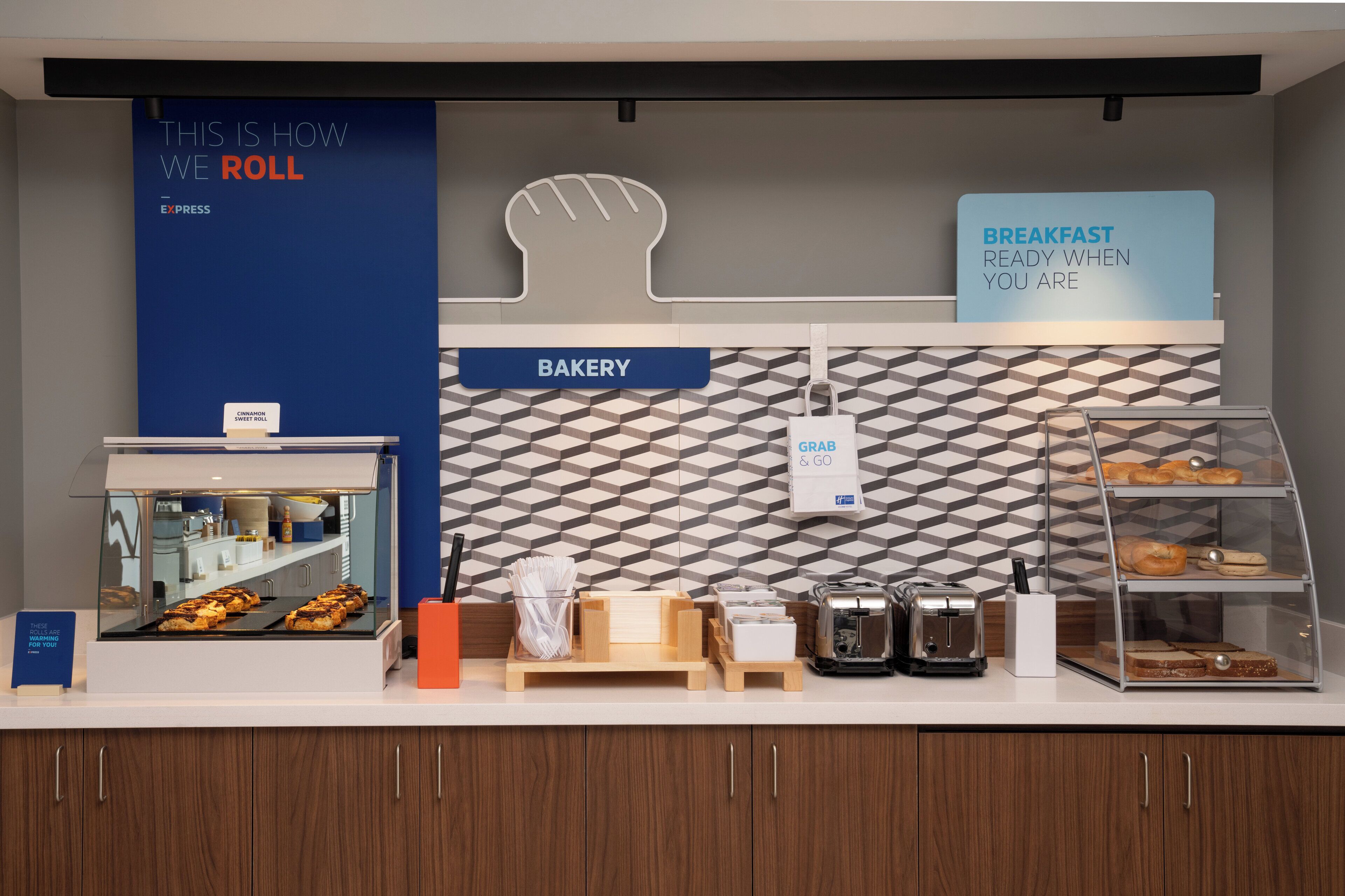 Un comptoir de boulangerie avec une pancarte indiquant que le petit-déjeuner est prêt dès que vous le souhaitez.
