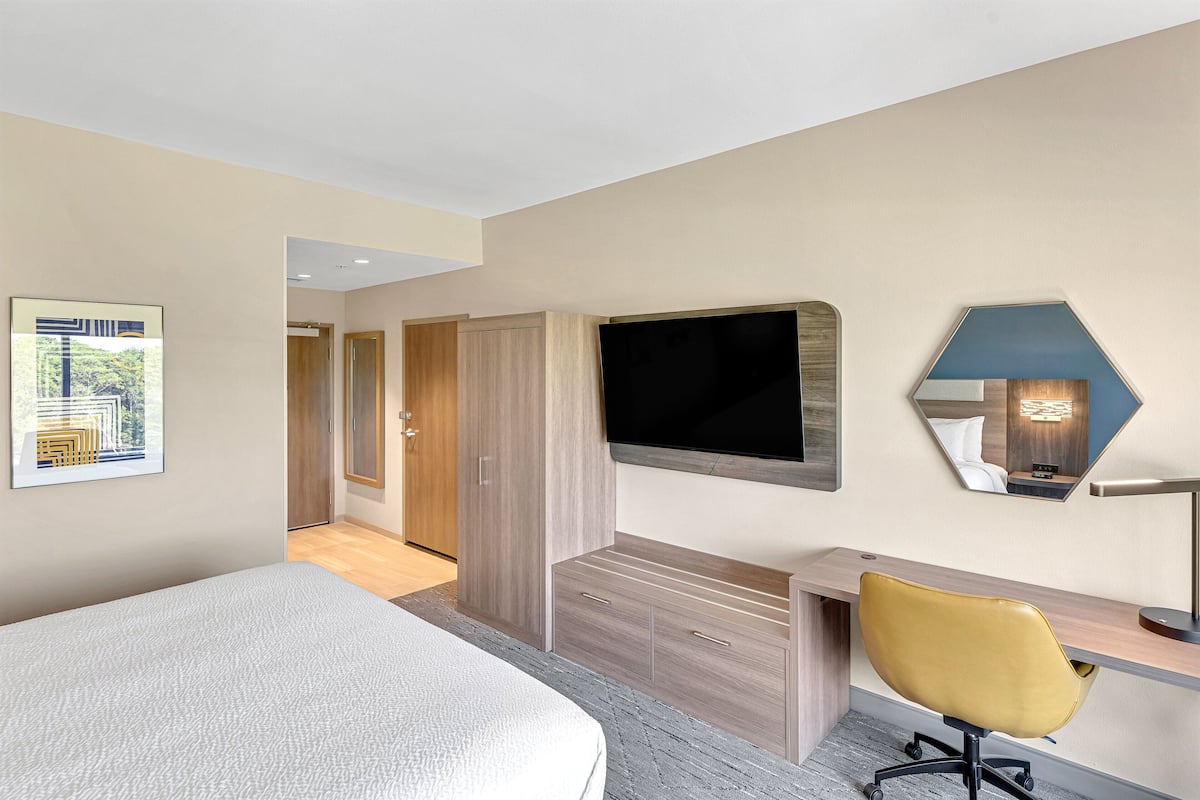 Standard Room, 1 King Bed, Accessible (Communications) | Desk, laptop workspace, free cribs/infant beds, free WiFi
