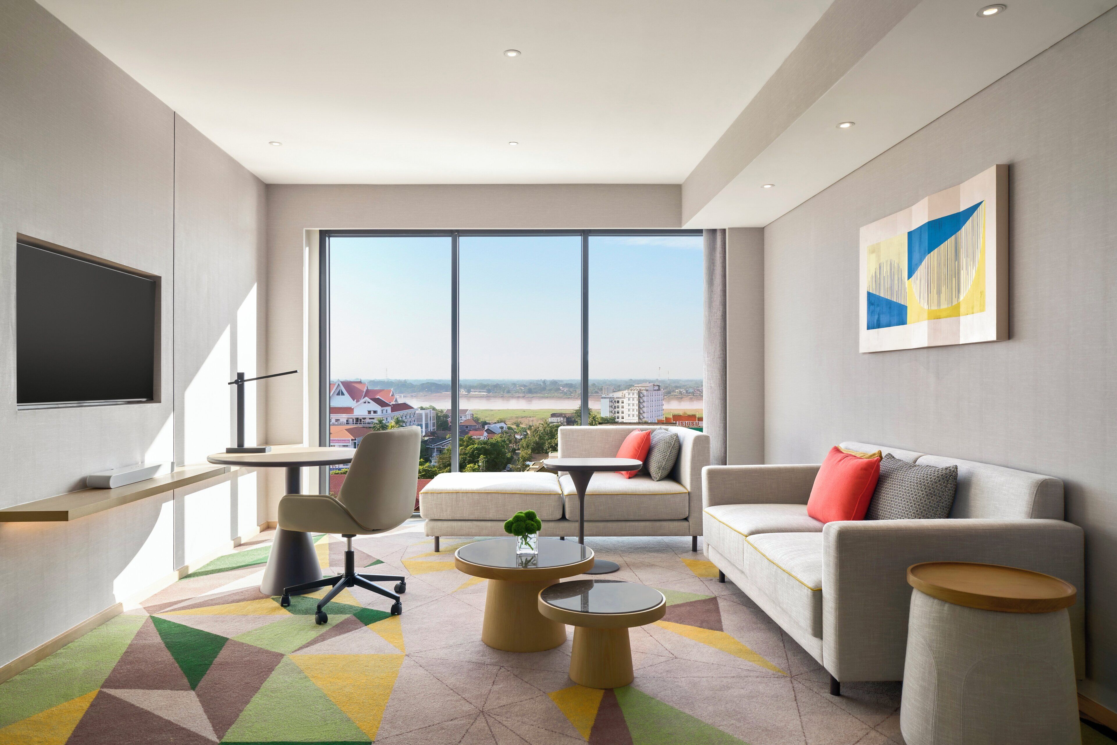 มินิบาร์, ตู้นิรภัยในห้องพัก, โต๊ะทำงาน, พื้นที่ทำงานแบบใช้แล็ปท็อป