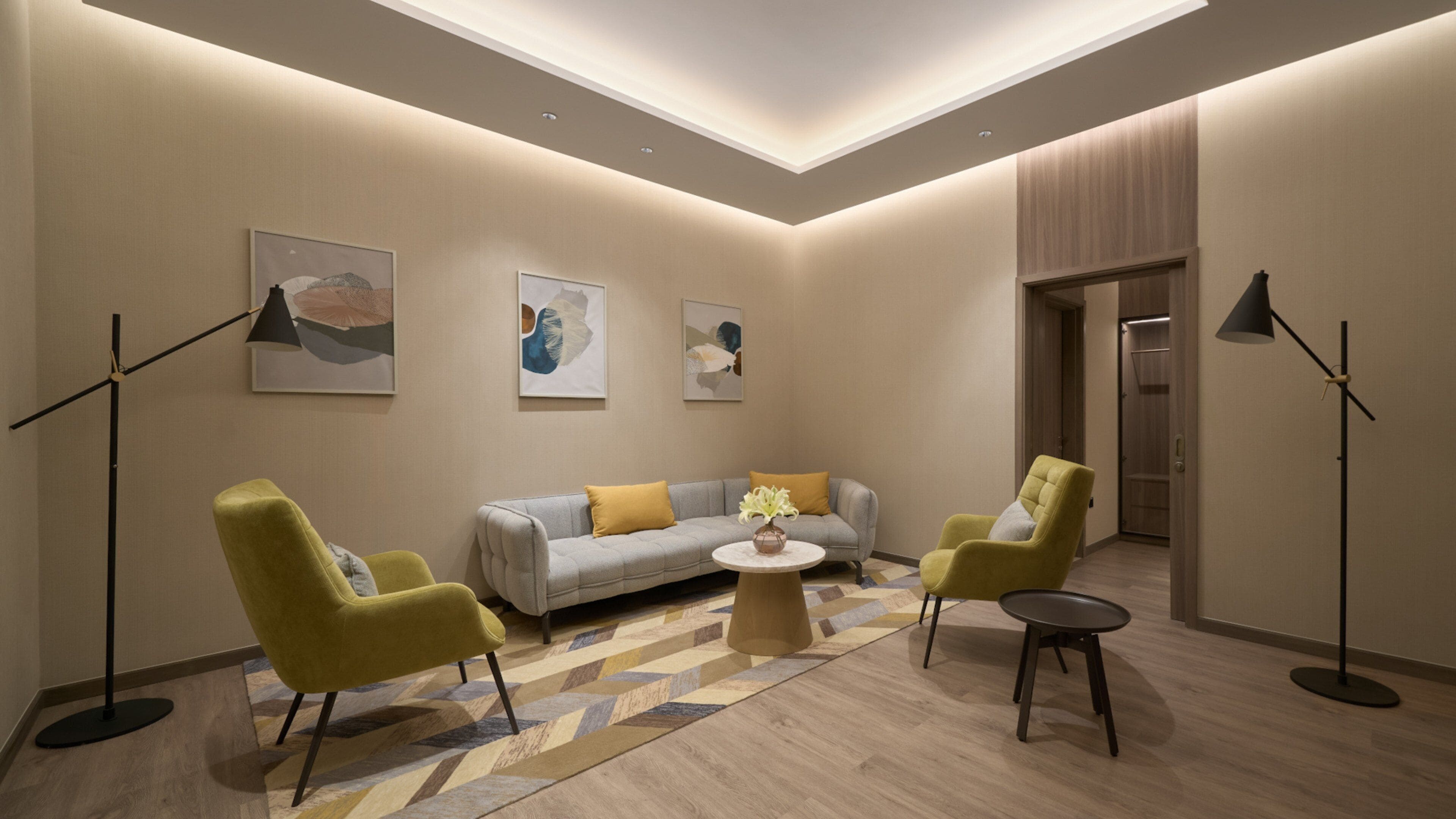 Una sala de estar moderna con un sofá, dos sillones, una mesa de centro y lámparas de pie.