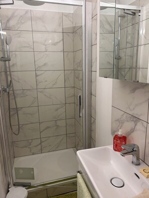 Haartrockner, Handtücher, Seife, Toilettenpapier