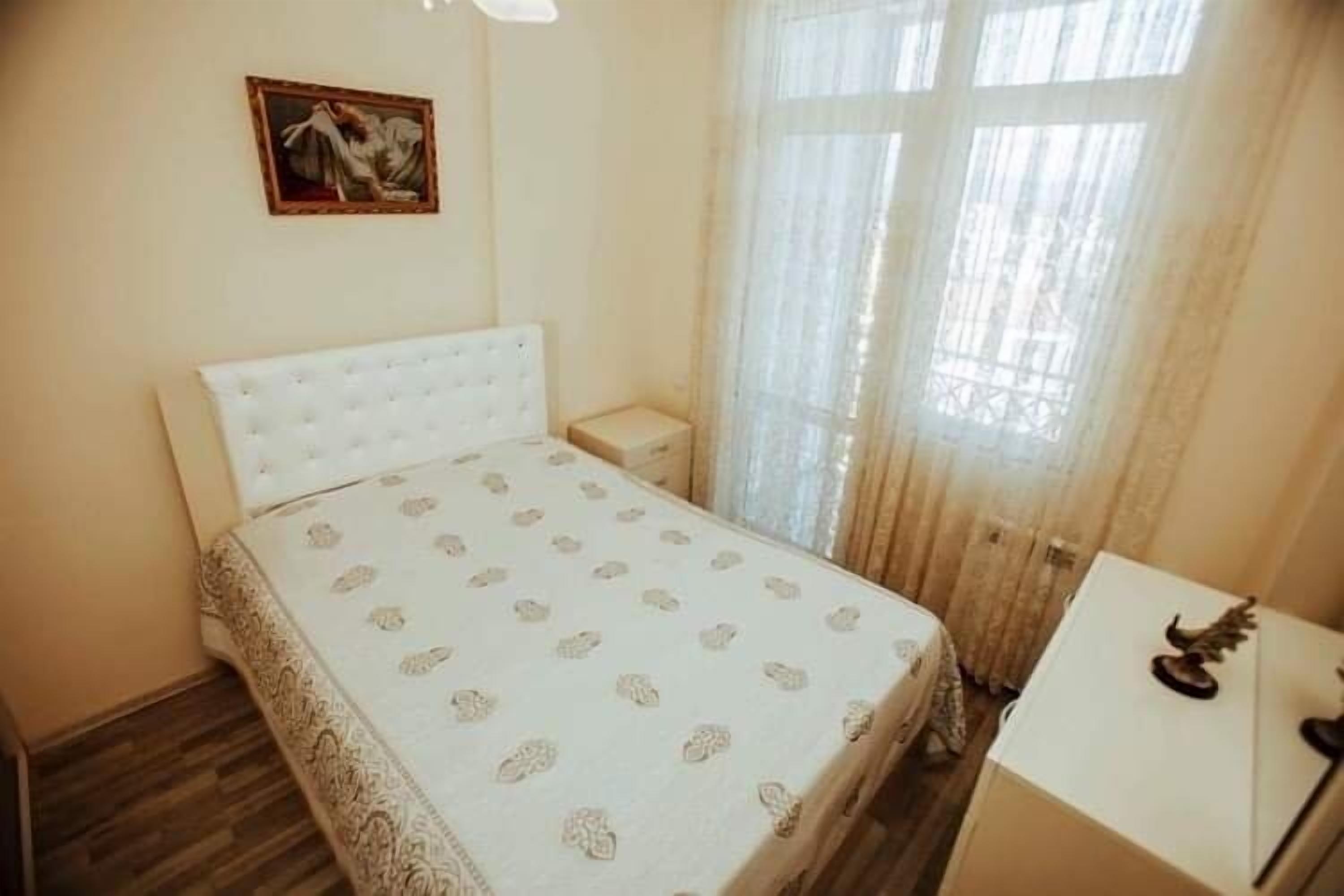 City Apartment | Desk, soundproofing, free WiFi