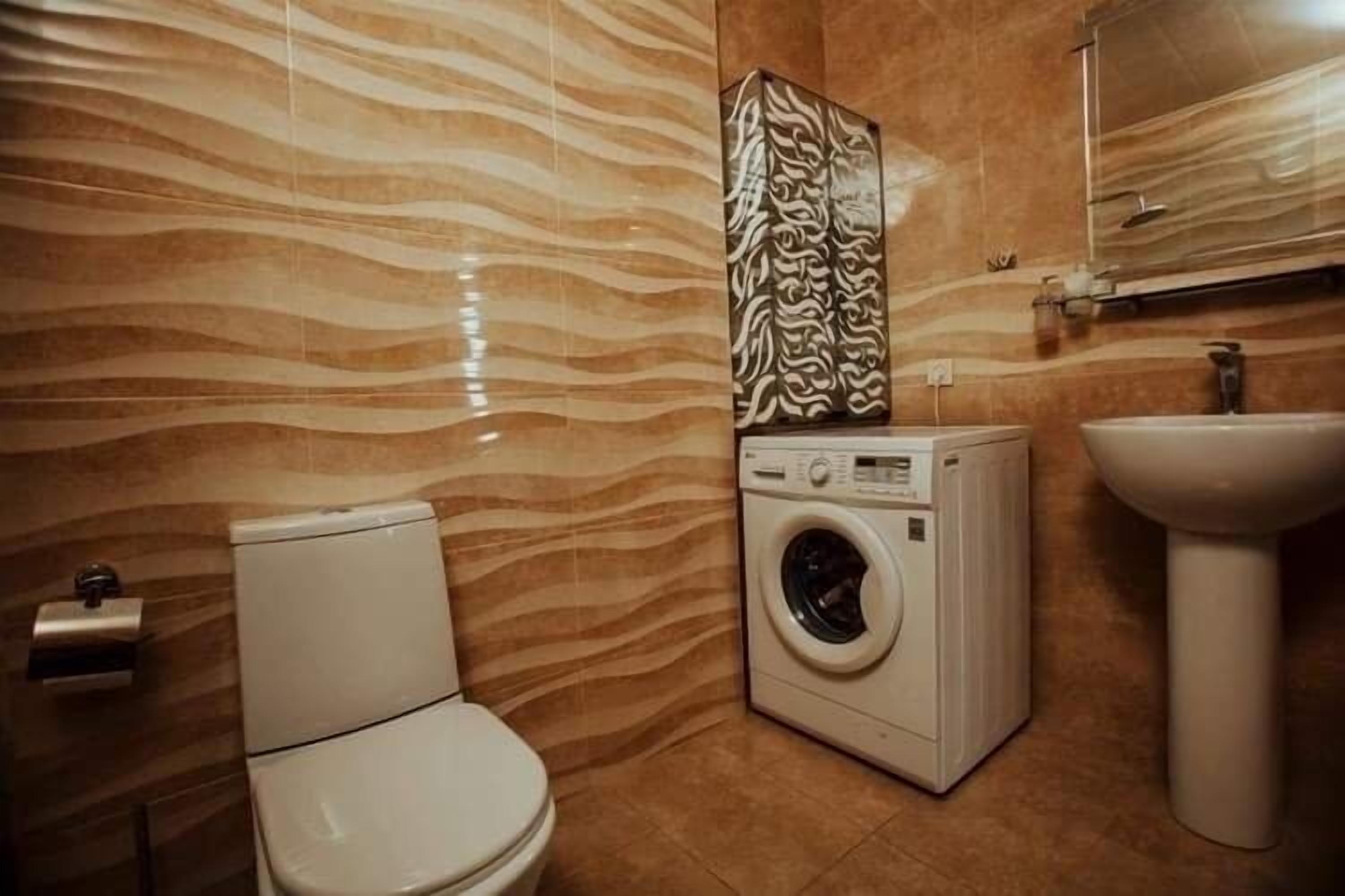 City Apartment | Bathroom | Free toiletries, hair dryer, bathrobes, slippers