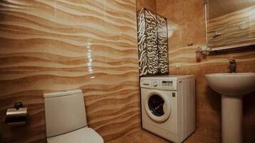 Căn hộ trung tâm thành phố | Phòng tắm | Đồ dùng nhà tắm miễn phí, máy sấy tóc, áo choàng tắm