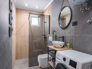 Regadera, secadora de cabello, toallas, papel de baño 