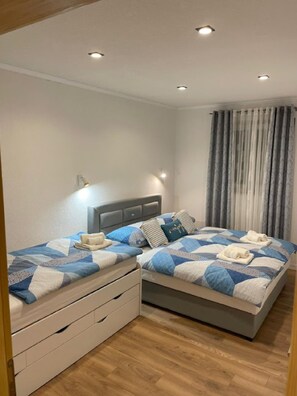 Een strijkplank/strijkijzer, internet, beddengoed