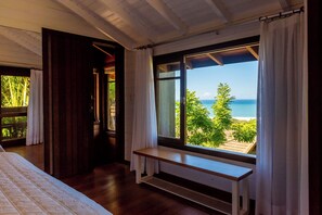 Chalet rustique familial, vue sur la mer | Literie de qualité, lit avec matelas à plateau-coussin, coffre-fort