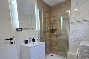 Shower, hair dryer, towels