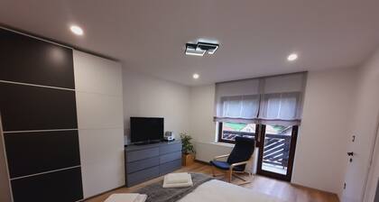 Cosy Two Bedroom Apartment with Balcony in Rob