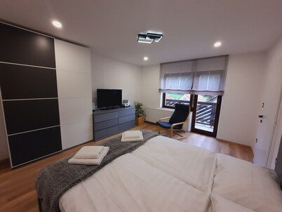 Cosy Two Bedroom Apartment with Balcony in Rob