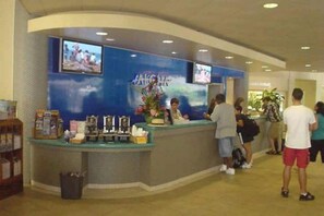 Bar (on property) - Central Waikiki Unit 4 U - free Wi-Fi 5 min walk to the beach _10% discount (Honolulu)