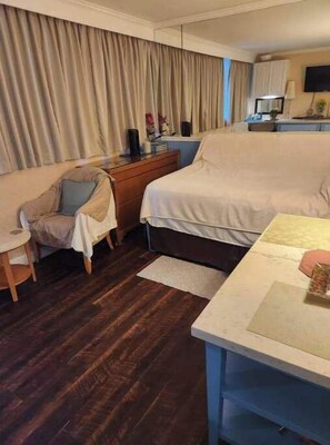 1 bedroom, desk, iron/ironing board, free WiFi - Central Waikiki Unit 4 U - free Wi-Fi 5 min walk to the beach _10% discount (Honolulu)