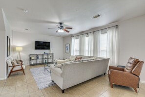TV - 12 Mi to Dtwn Houston: Modern Home w/ Backyard (Houston)