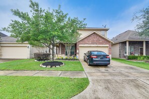 Property grounds - 12 Mi to Dtwn Houston: Modern Home w/ Backyard (Houston)