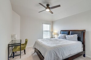 3 bedrooms, desk, iron/ironing board, Internet - 12 Mi to Dtwn Houston: Modern Home w/ Backyard (Houston)