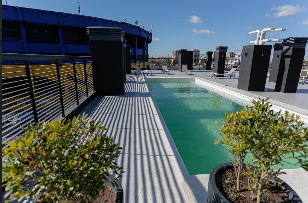 Una piscina al aire libre
