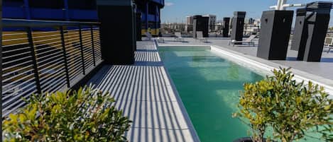 Una piscina al aire libre