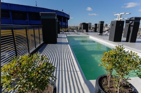 Una piscina al aire libre