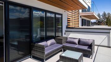 Suite Deluks, 3 kamar tidur, Bebas Asap Rokok, pemandangan danau | Teras/patio