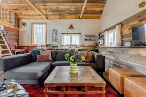 TV, fireplace - Mountainside Retreat-fully stocked (Saugerties)