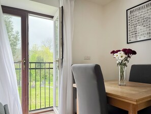 Dining - 2 bedroom accommodation in Wirskworth, near Brassington (Wirskworth, near Brassington)