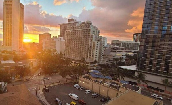 Parkeerplaatsen op het terrein