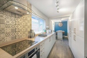 Fridge, microwave, oven, stovetop - Stylish 2BR sleeps 4 in Bishop Auckland w/Parking (County Durham)