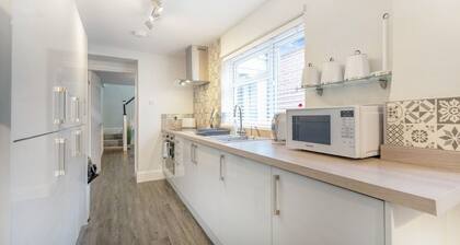 New! Spacious, Homey Vibes in Toft Hill, Sleeps 4