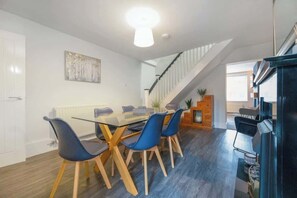 Dining - Stylish 2 Bedroom in Bishop Auckland with Parking (County Durham)