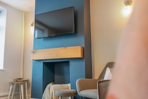 TV, fireplace