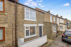 Exterior - Stylish 2BR sleeps 4 in Bishop Auckland w/Parking (County Durham)