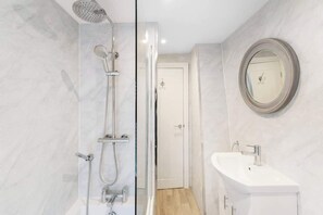 Douche, séchoir à cheveux, shampooing