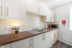 Fridge, microwave, oven, stovetop - NEW! Stylish 5-Bed Flat in Thornaby, Big groups! (Thornaby)