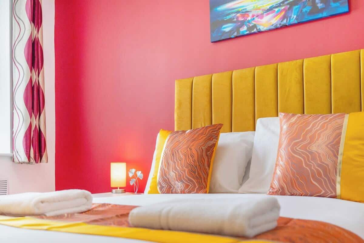 5 bedrooms, iron/ironing board, WiFi, bed sheets