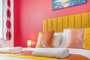 5 bedrooms, iron/ironing board, WiFi, bed sheets - NEW! Stylish 5-Bed Flat in Thornaby, Big groups! (Thornaby)