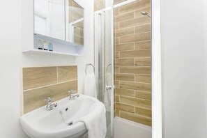 Een douche, een haardroger, shampoo