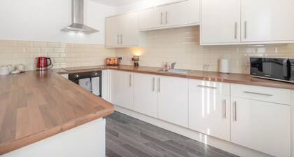 NEW! Stylish 5-Bed Flat in Thornaby, Big groups!