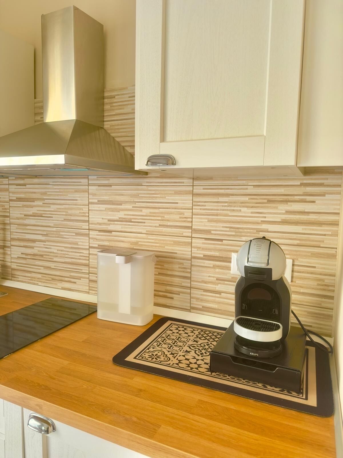 Réfrigérateur, four à micro-ondes, surface de cuisson, cafetière-théière