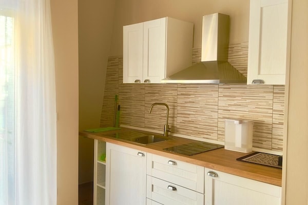 Réfrigérateur, micro-ondes, plaque de cuisson, cafetiÚre/bouilloire