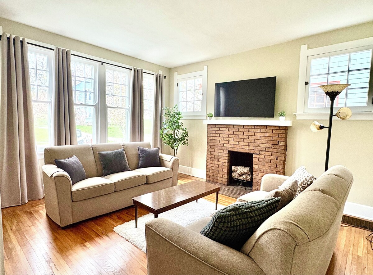 Cozy home on peaceful street in College Hill. Trails, park & tennis steps away.