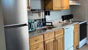 A kitchen with wooden cabinets, stainless steel appliances, a granite countertop, and a dishwasher. - Cute and Close to Downtown! Off street parking w/ short walk to Academy/Stadium (Annapolis)