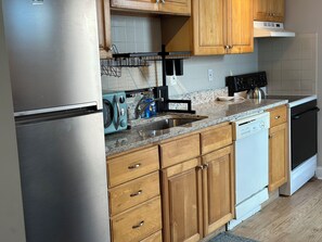 Kjøleskap, mikrobølgeovn, ovn og kokeplater